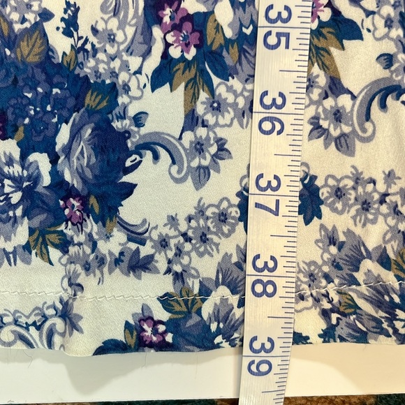 Beautiful floral scalloped edged neckline with ruffle cap, sleeves side, zipper - Picture 6 of 6